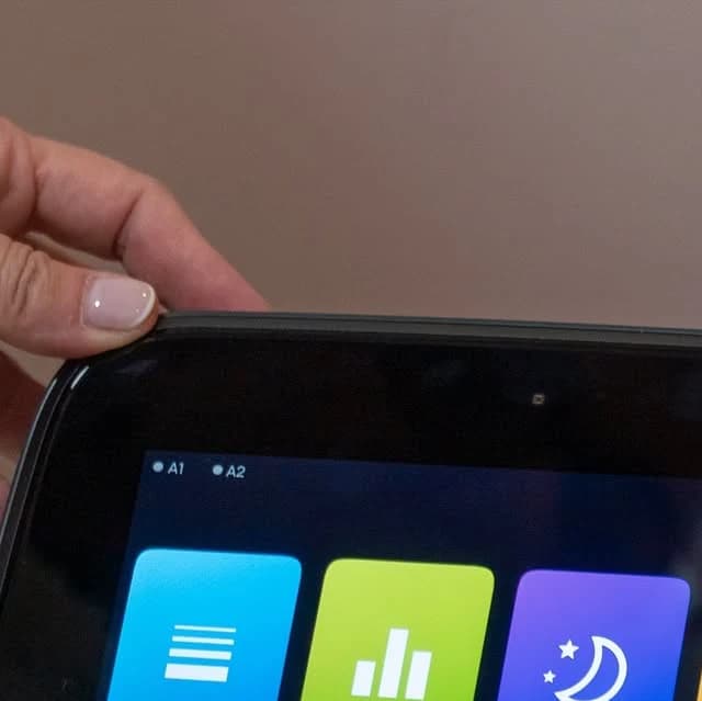 Una mano seleccionando el programa en la pantalla del equipo BEMER