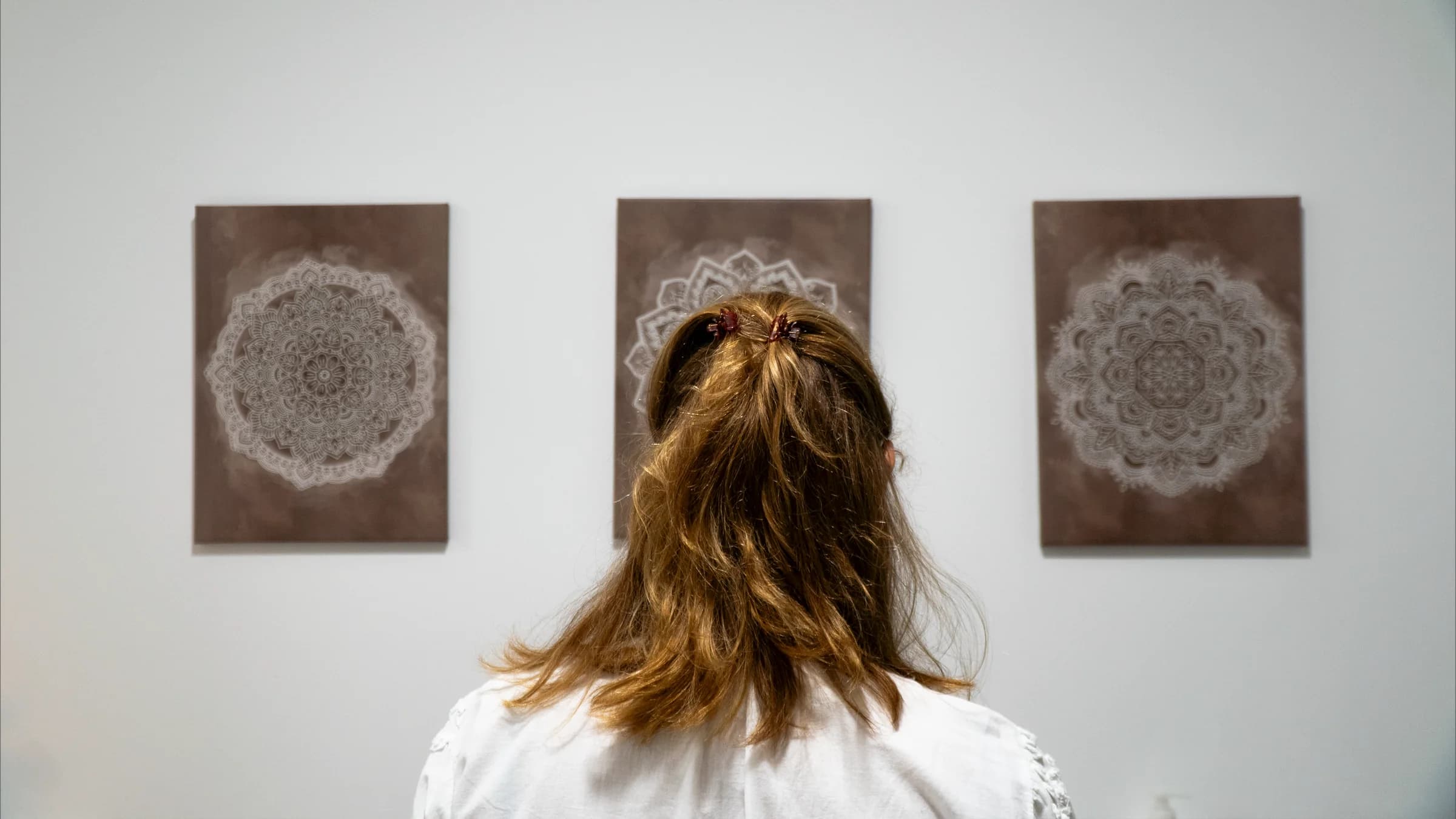 Sala de fisioterapia del centro con tres mandalas en la pared